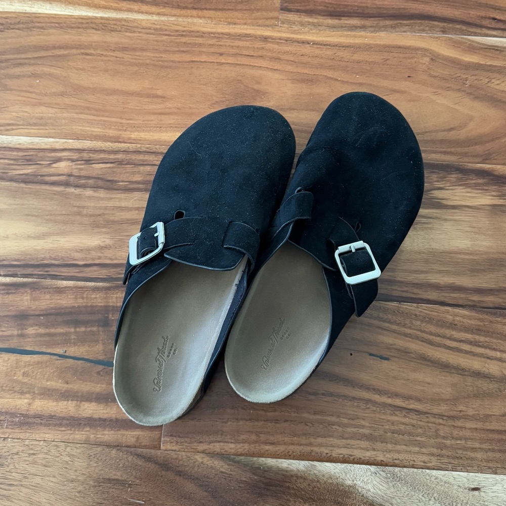 Universal Thread Black clogs